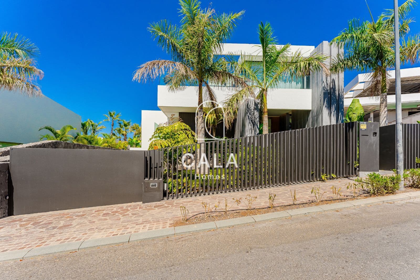 4 bedroom Townhouse for sale in Piedra Hincada with pool garage - € 4,290,000 (Ref: 9298993)