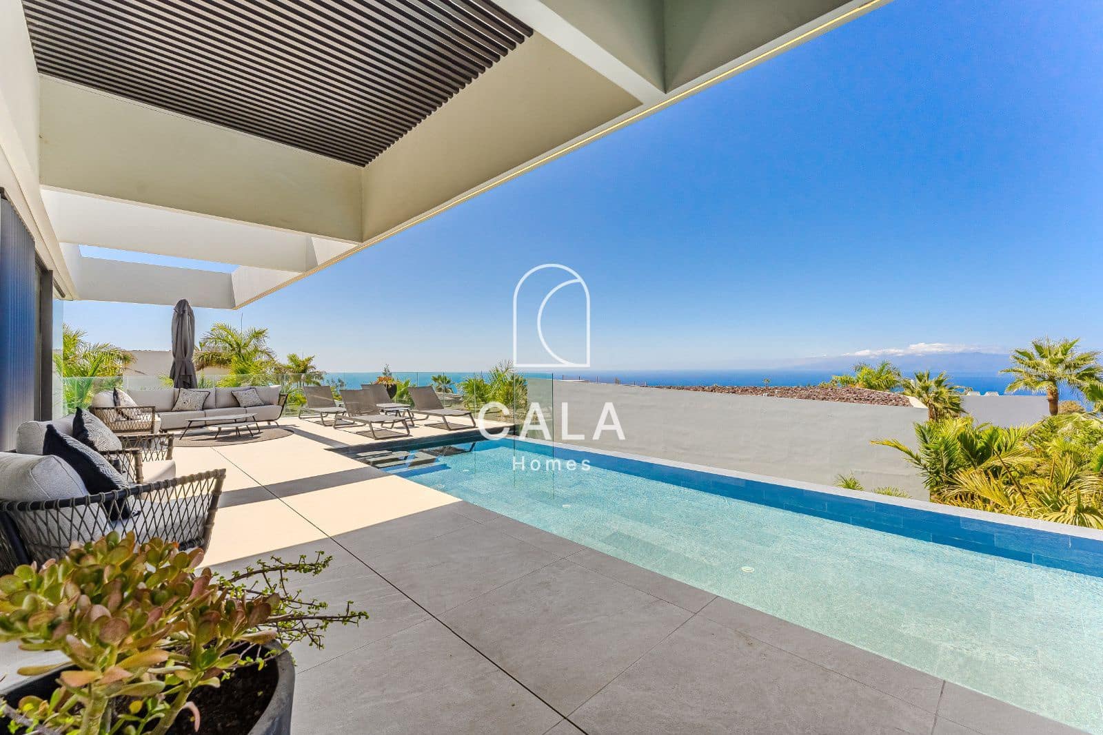 4 bedroom Townhouse for sale in Piedra Hincada with pool garage - € 4,290,000 (Ref: 9298993)