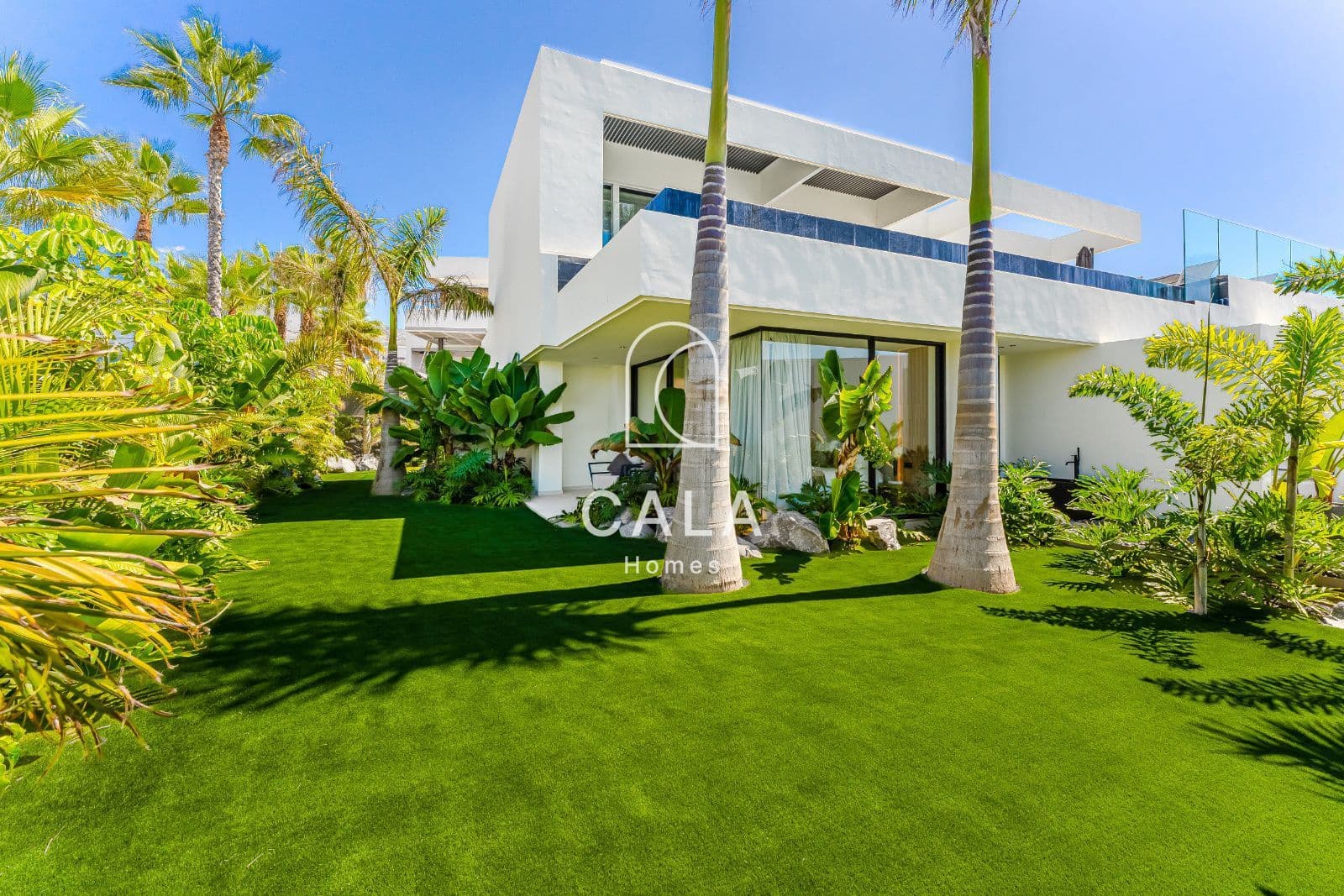 4 bedroom Townhouse for sale in Piedra Hincada with pool garage - € 4,290,000 (Ref: 9298993)