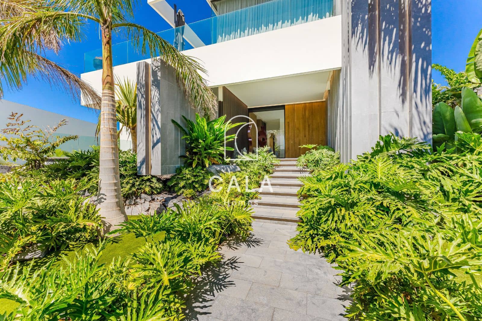 4 bedroom Townhouse for sale in Piedra Hincada with pool garage - € 4,290,000 (Ref: 9298993)