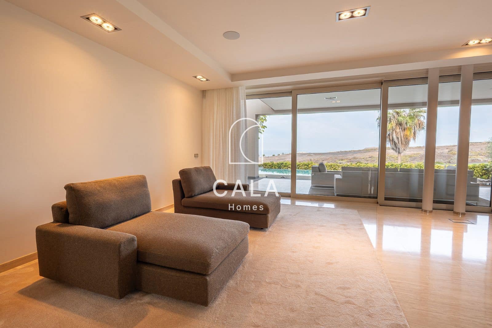 5 makuuhuone Omakotitalo myytävänä paikassa La Caleta Adeje mukana uima-altaan 
autotalli - 3 900 000 € (Ref: 9340358)