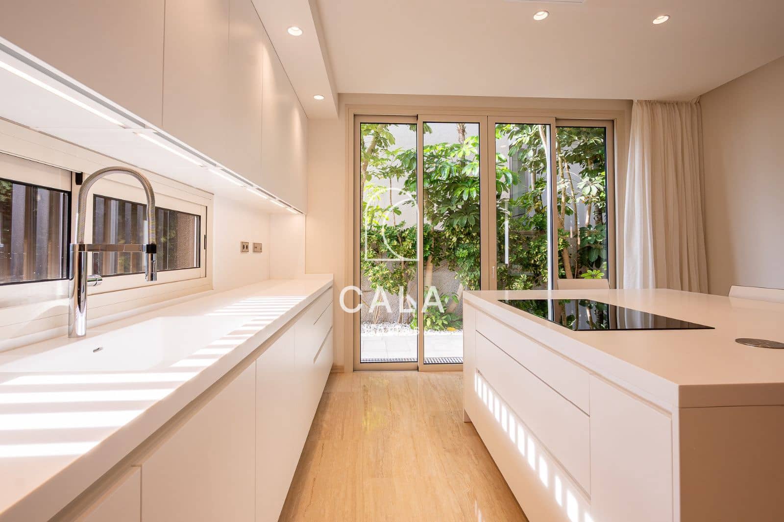 5 makuuhuone Omakotitalo myytävänä paikassa La Caleta Adeje mukana uima-altaan 
autotalli - 3 900 000 € (Ref: 9340358)