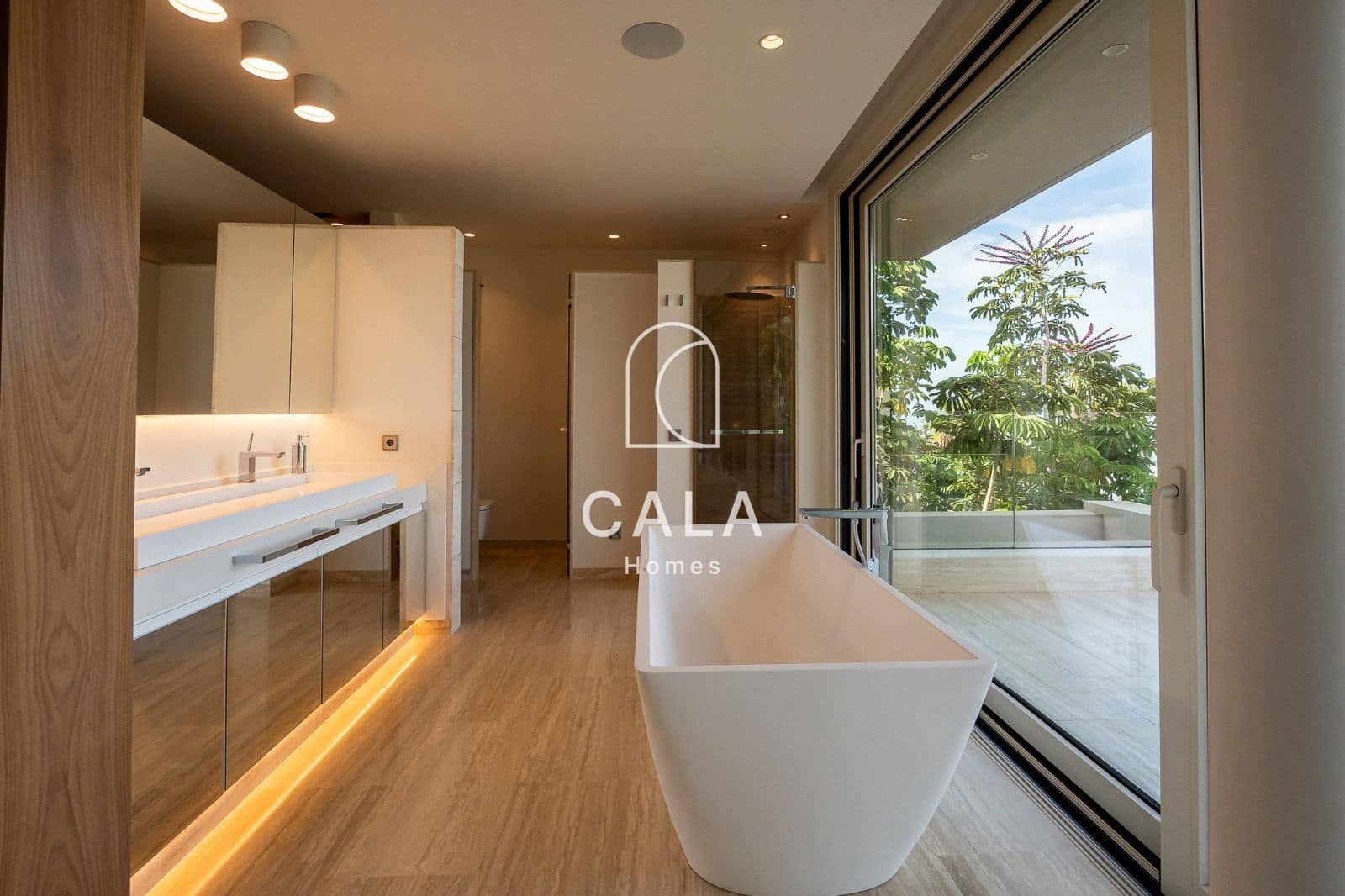 5 makuuhuone Omakotitalo myytävänä paikassa La Caleta Adeje mukana uima-altaan 
autotalli - 3 900 000 € (Ref: 9340358)