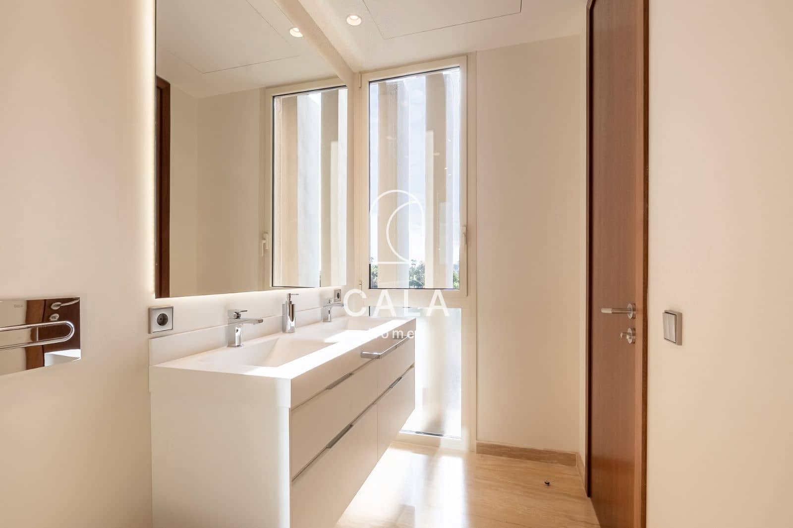 5 makuuhuone Omakotitalo myytävänä paikassa La Caleta Adeje mukana uima-altaan 
autotalli - 3 900 000 € (Ref: 9340358)