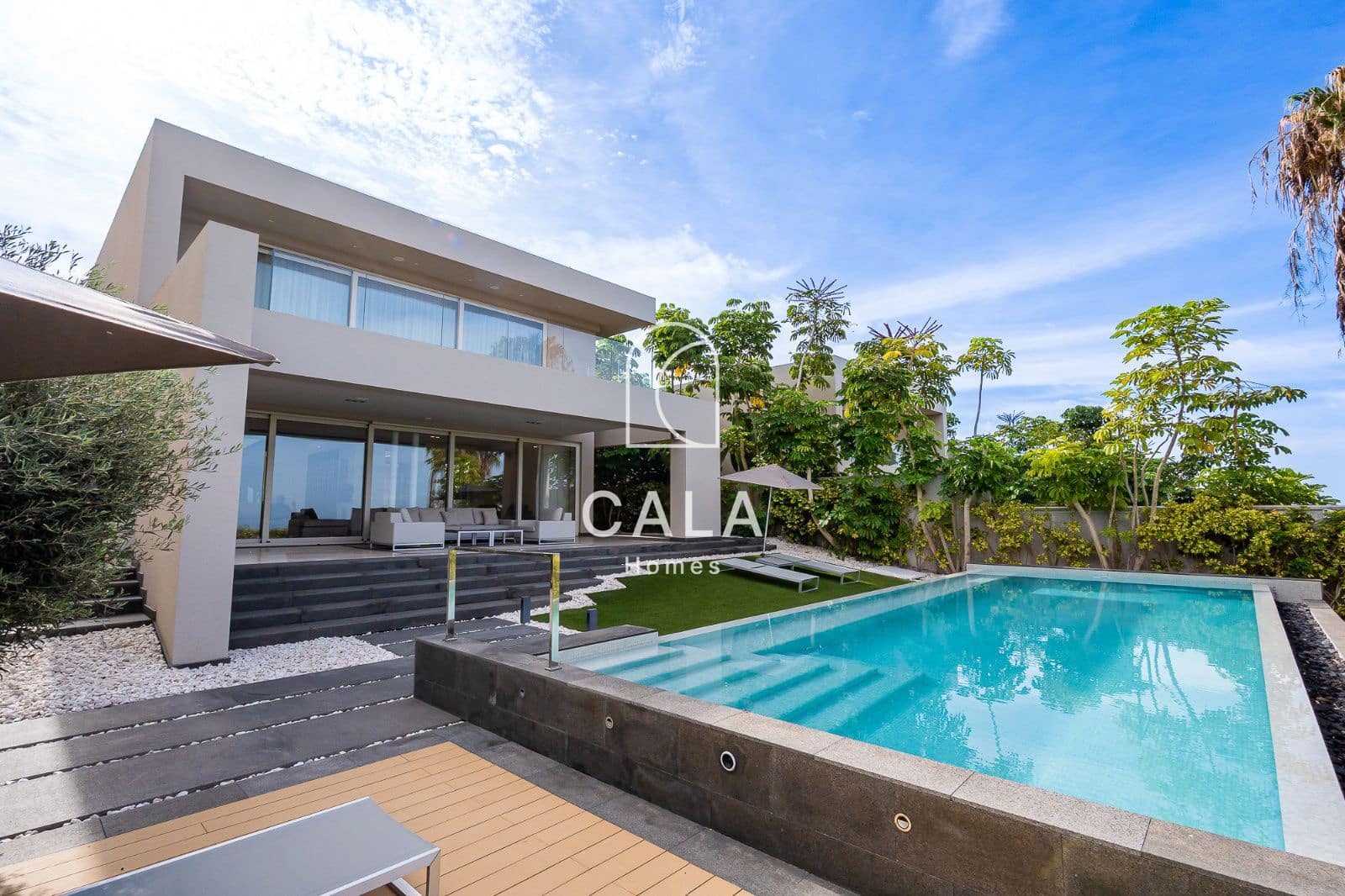 5 makuuhuone Omakotitalo myytävänä paikassa La Caleta Adeje mukana uima-altaan 
autotalli - 3 900 000 € (Ref: 9340358)