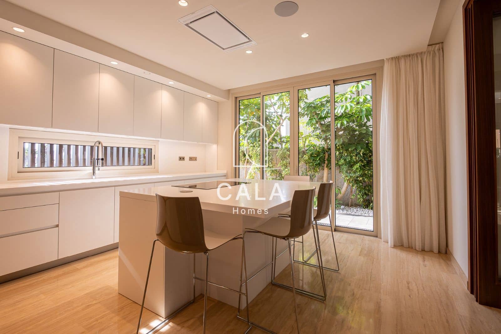 5 makuuhuone Omakotitalo myytävänä paikassa La Caleta Adeje mukana uima-altaan 
autotalli - 3 900 000 € (Ref: 9340358)