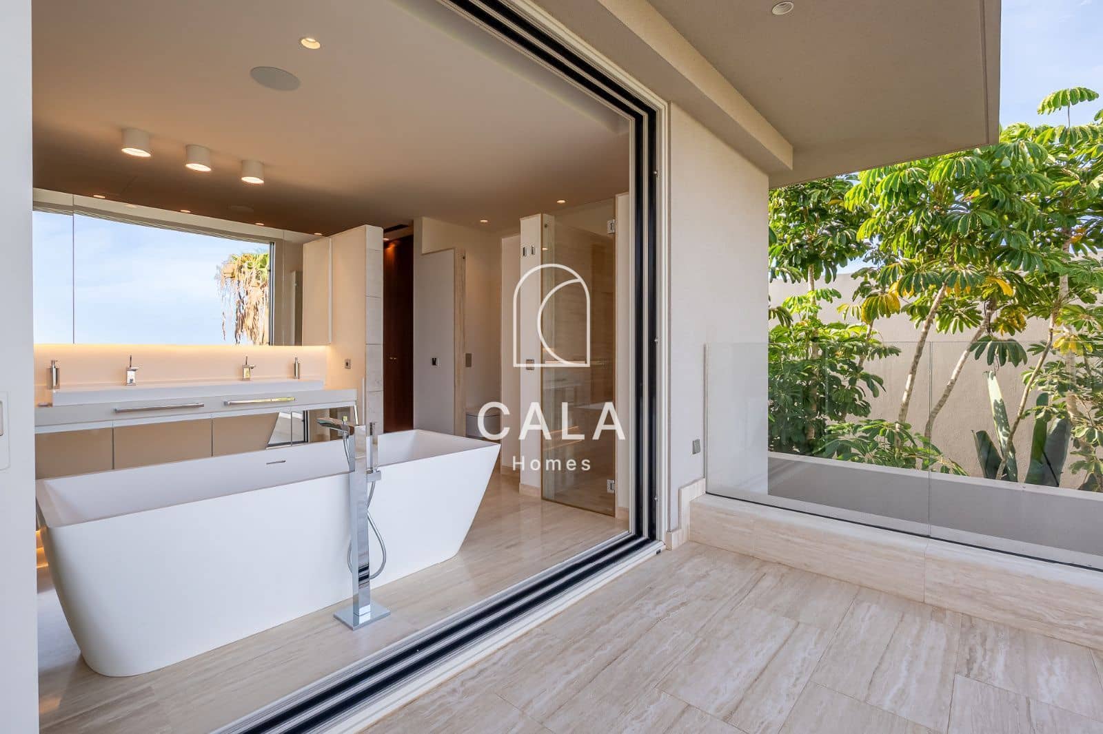 5 makuuhuone Omakotitalo myytävänä paikassa La Caleta Adeje mukana uima-altaan 
autotalli - 3 900 000 € (Ref: 9340358)