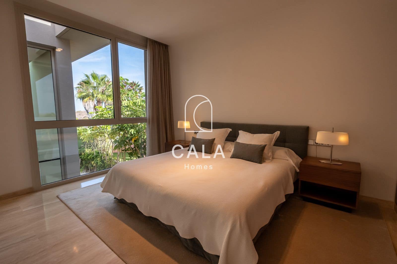 5 makuuhuone Omakotitalo myytävänä paikassa La Caleta Adeje mukana uima-altaan 
autotalli - 3 900 000 € (Ref: 9340358)