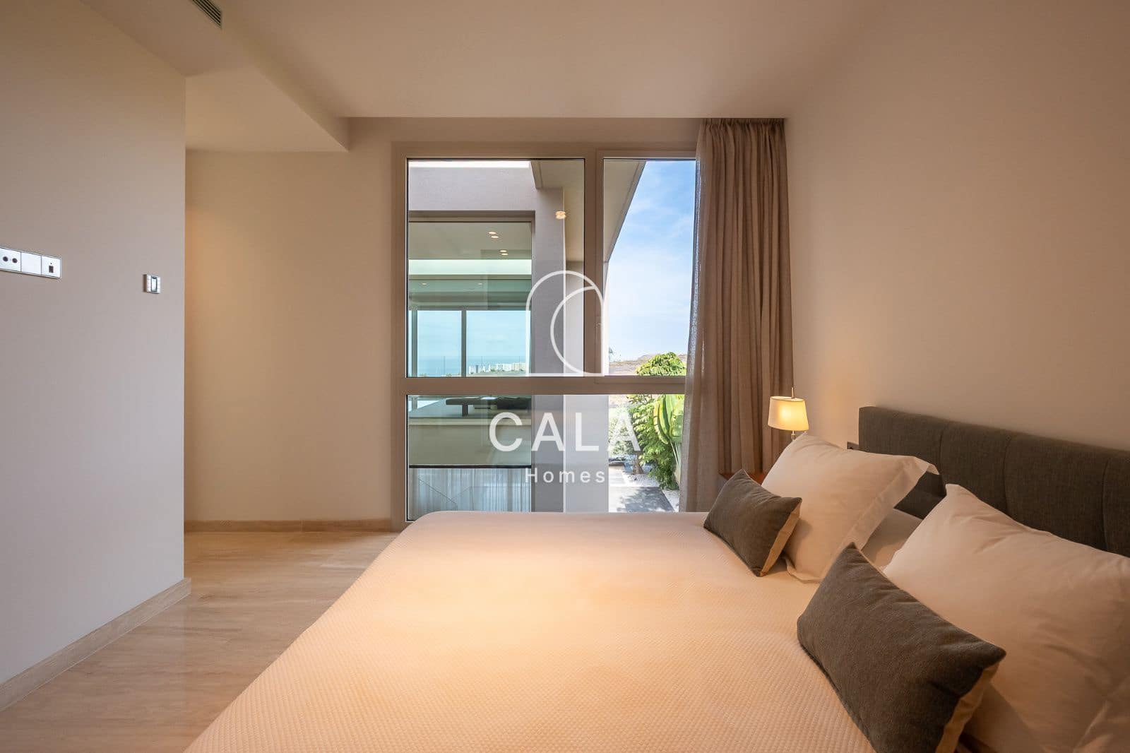 5 makuuhuone Omakotitalo myytävänä paikassa La Caleta Adeje mukana uima-altaan 
autotalli - 3 900 000 € (Ref: 9340358)