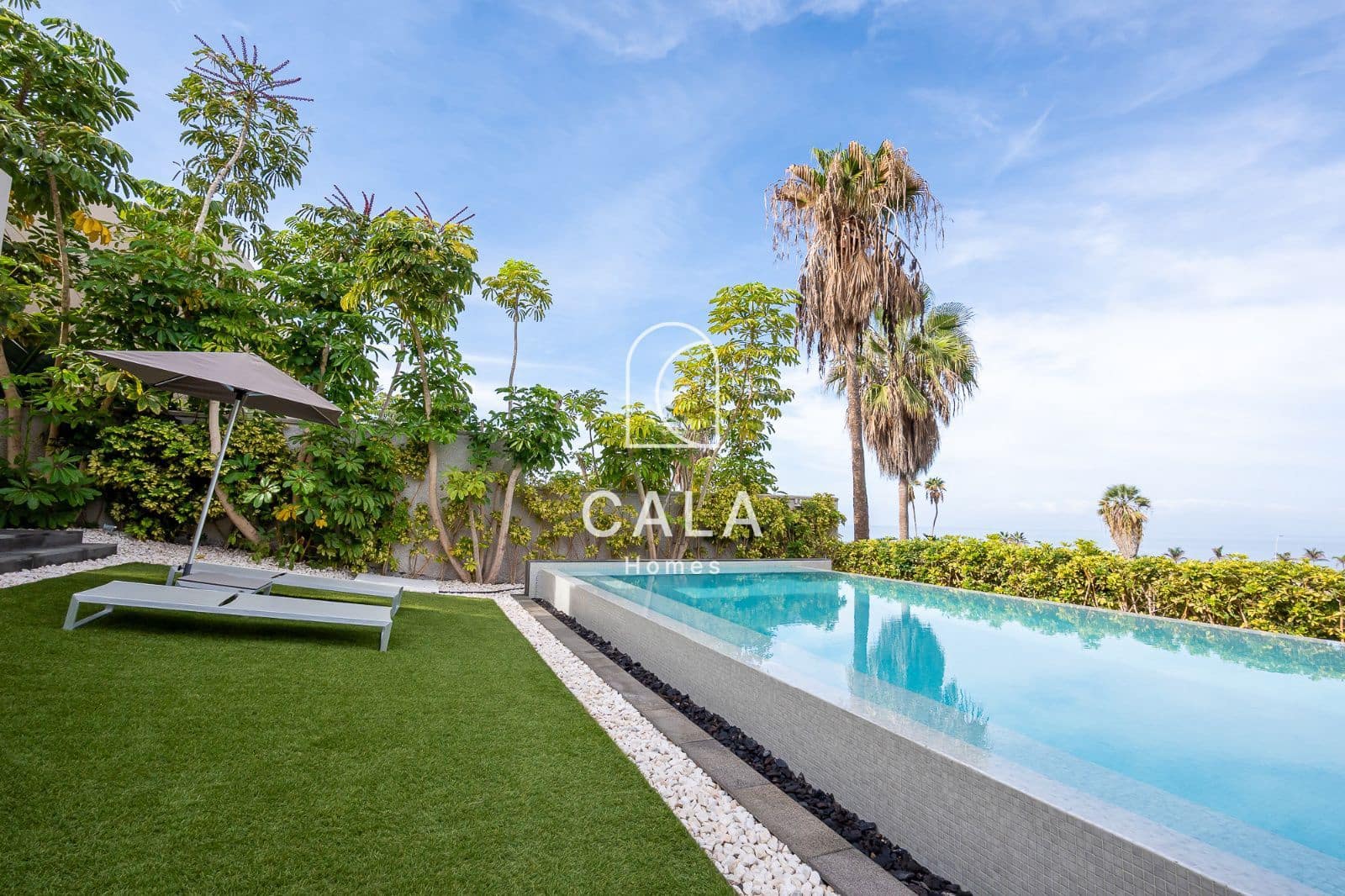 5 makuuhuone Omakotitalo myytävänä paikassa La Caleta Adeje mukana uima-altaan 
autotalli - 3 900 000 € (Ref: 9340358)