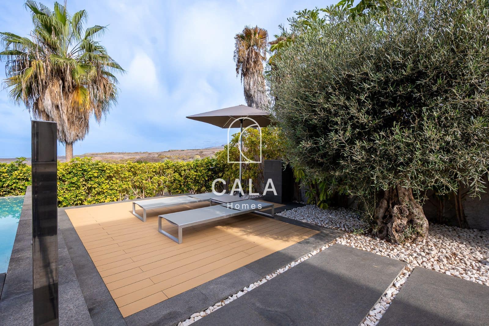 5 makuuhuone Omakotitalo myytävänä paikassa La Caleta Adeje mukana uima-altaan 
autotalli - 3 900 000 € (Ref: 9340358)