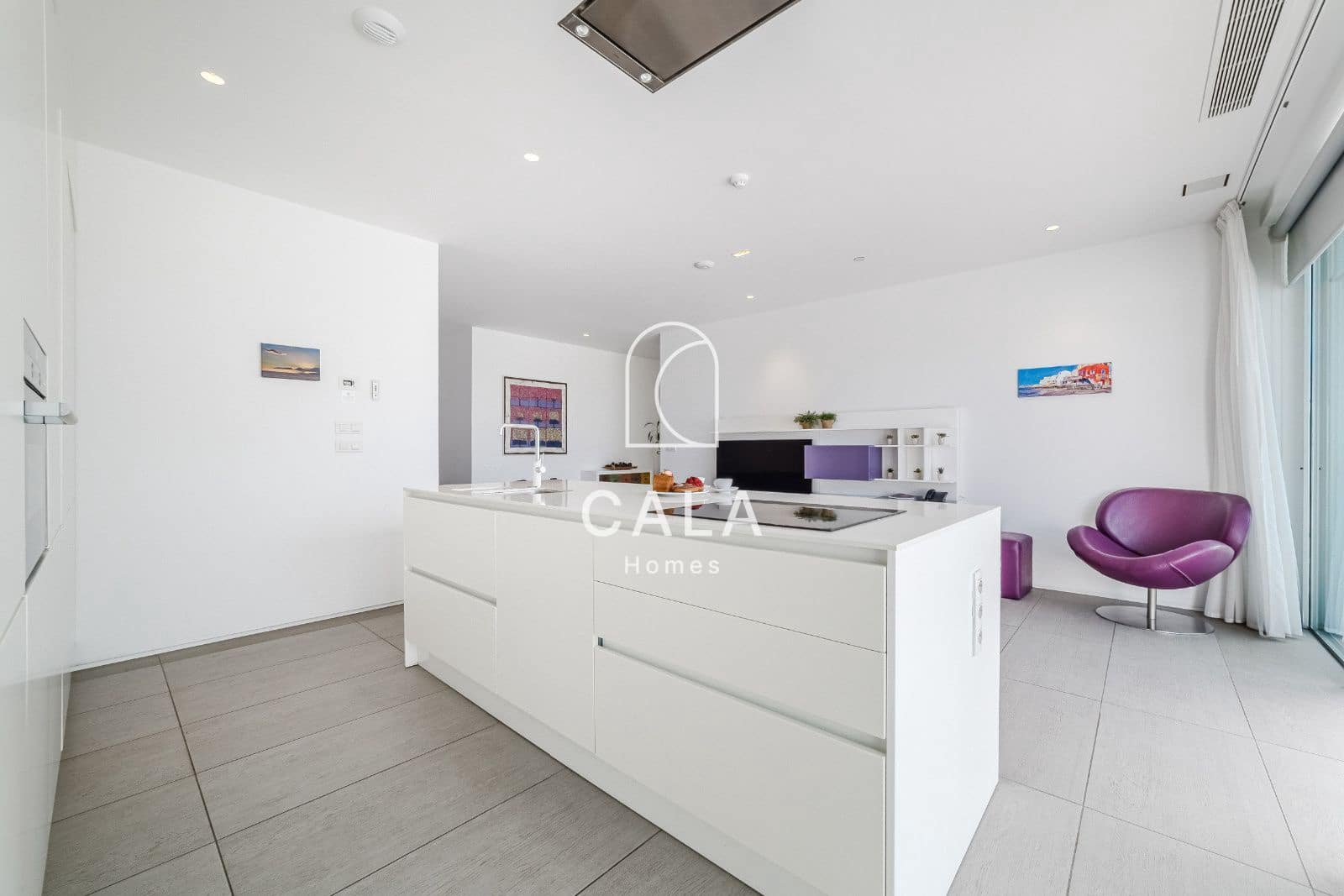 2 makuuhuone Asunto myytävänä paikassa Playa del Duque mukana uima-altaan 
autotalli - 695 000 € (Ref: 9380102)