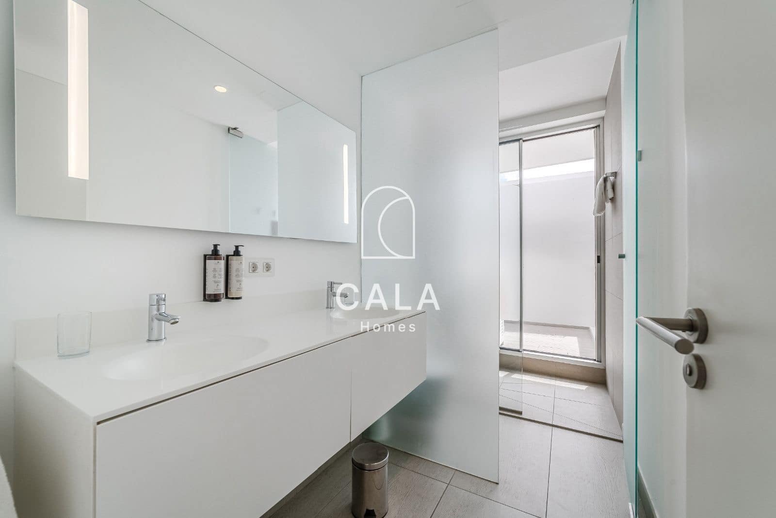 2 makuuhuone Asunto myytävänä paikassa Playa del Duque mukana uima-altaan 
autotalli - 695 000 € (Ref: 9380102)