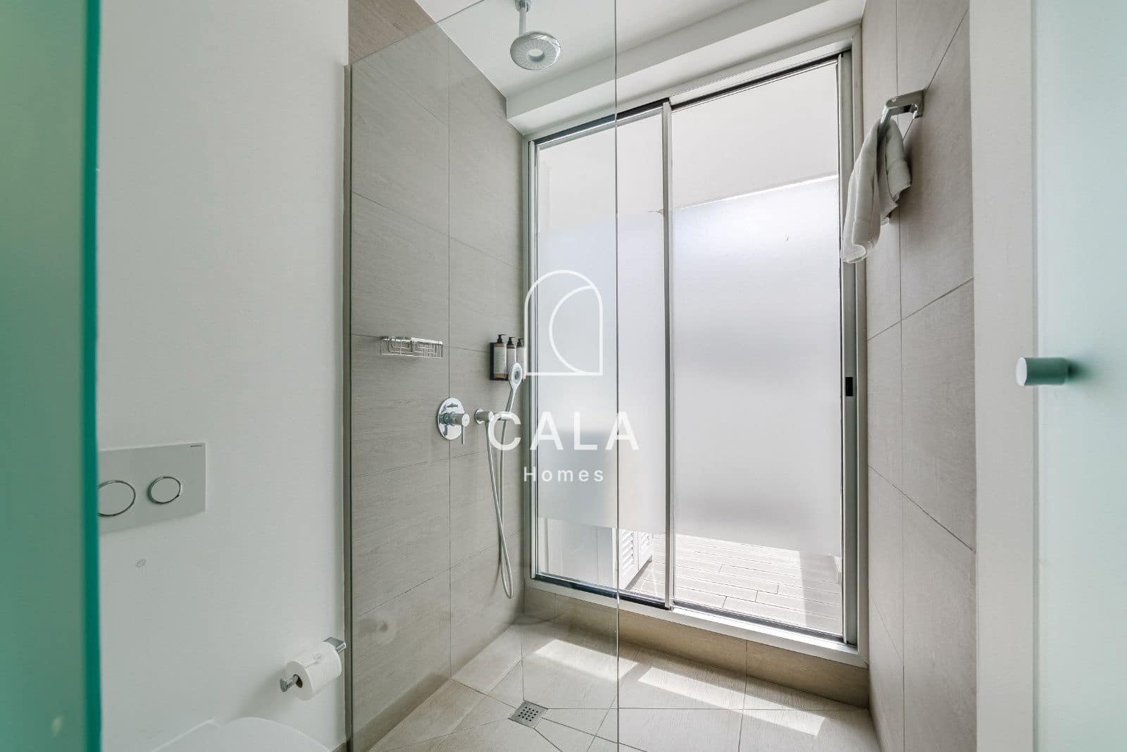 2 makuuhuone Asunto myytävänä paikassa Playa del Duque mukana uima-altaan 
autotalli - 695 000 € (Ref: 9380102)