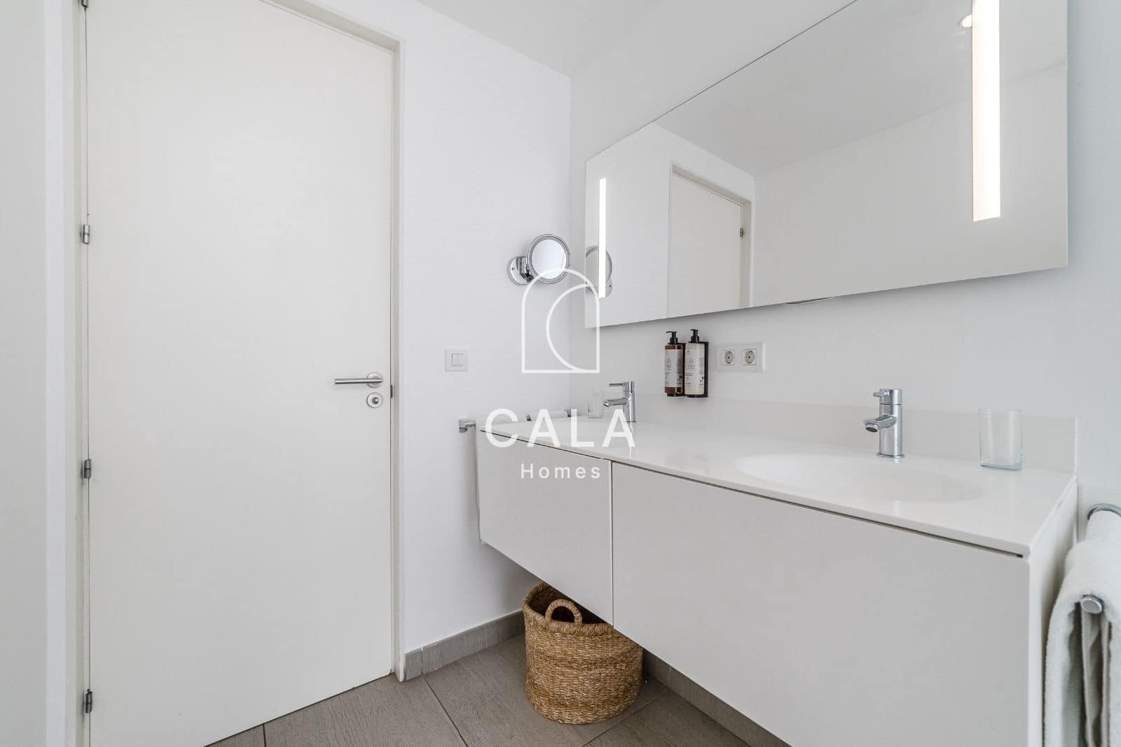 2 makuuhuone Asunto myytävänä paikassa Playa del Duque mukana uima-altaan 
autotalli - 695 000 € (Ref: 9380102)