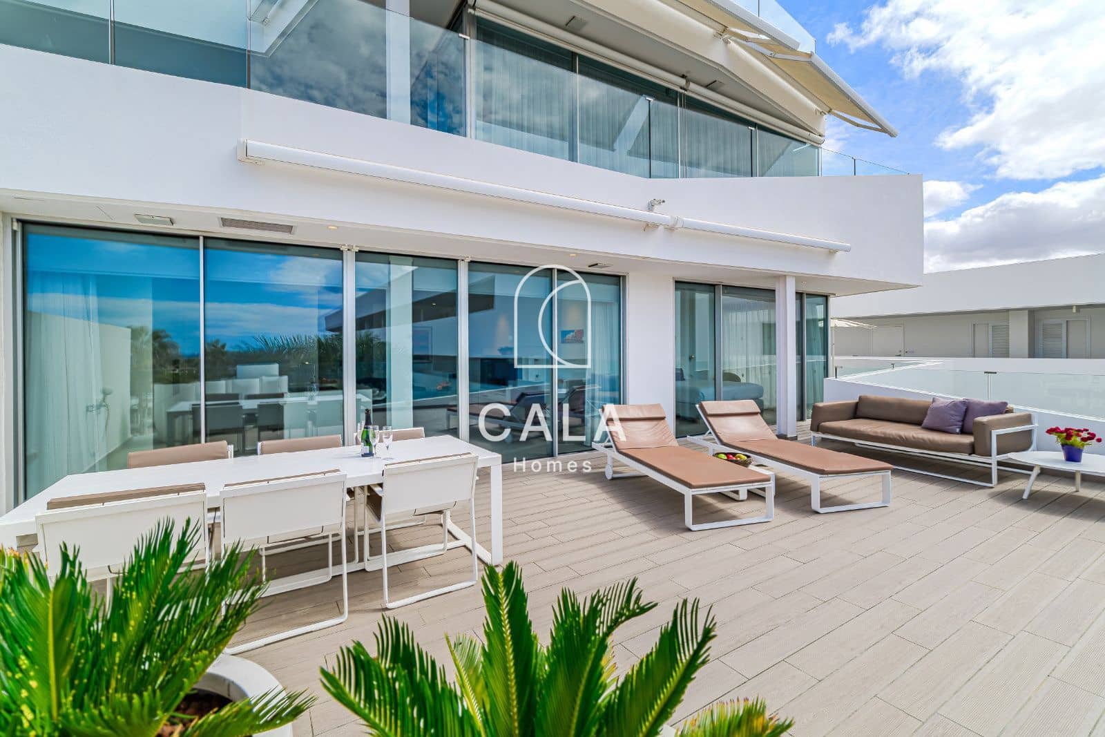 2 makuuhuone Asunto myytävänä paikassa Playa del Duque mukana uima-altaan 
autotalli - 695 000 € (Ref: 9380102)