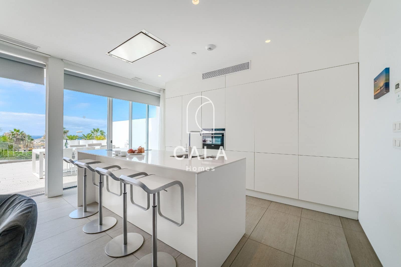 2 makuuhuone Asunto myytävänä paikassa Playa del Duque mukana uima-altaan 
autotalli - 695 000 € (Ref: 9380102)