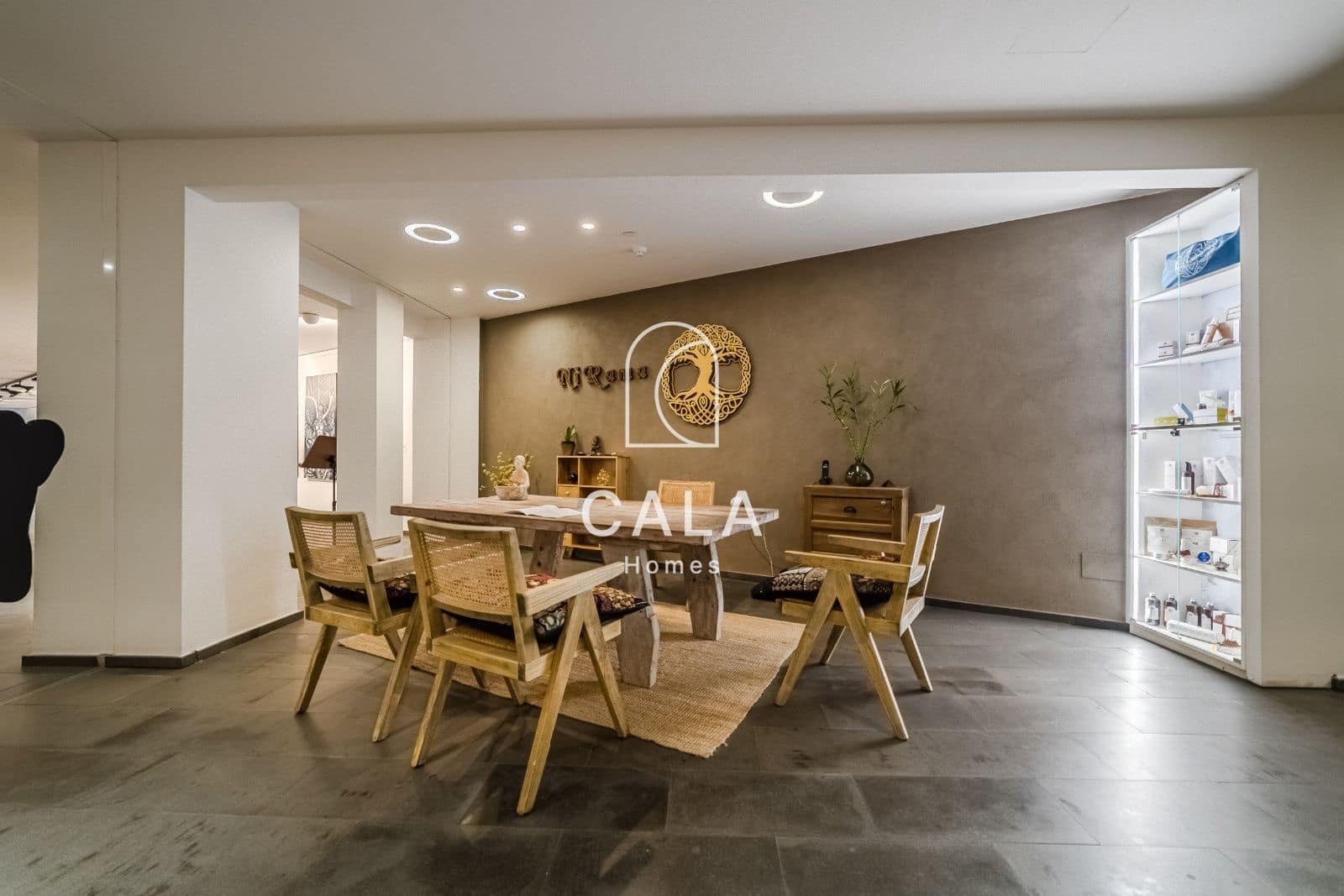 2 makuuhuone Asunto myytävänä paikassa Playa del Duque mukana uima-altaan 
autotalli - 695 000 € (Ref: 9380102)