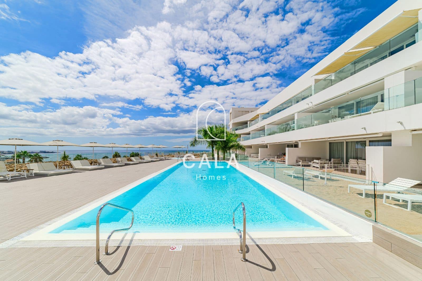 2 makuuhuone Asunto myytävänä paikassa Playa del Duque mukana uima-altaan 
autotalli - 695 000 € (Ref: 9380102)