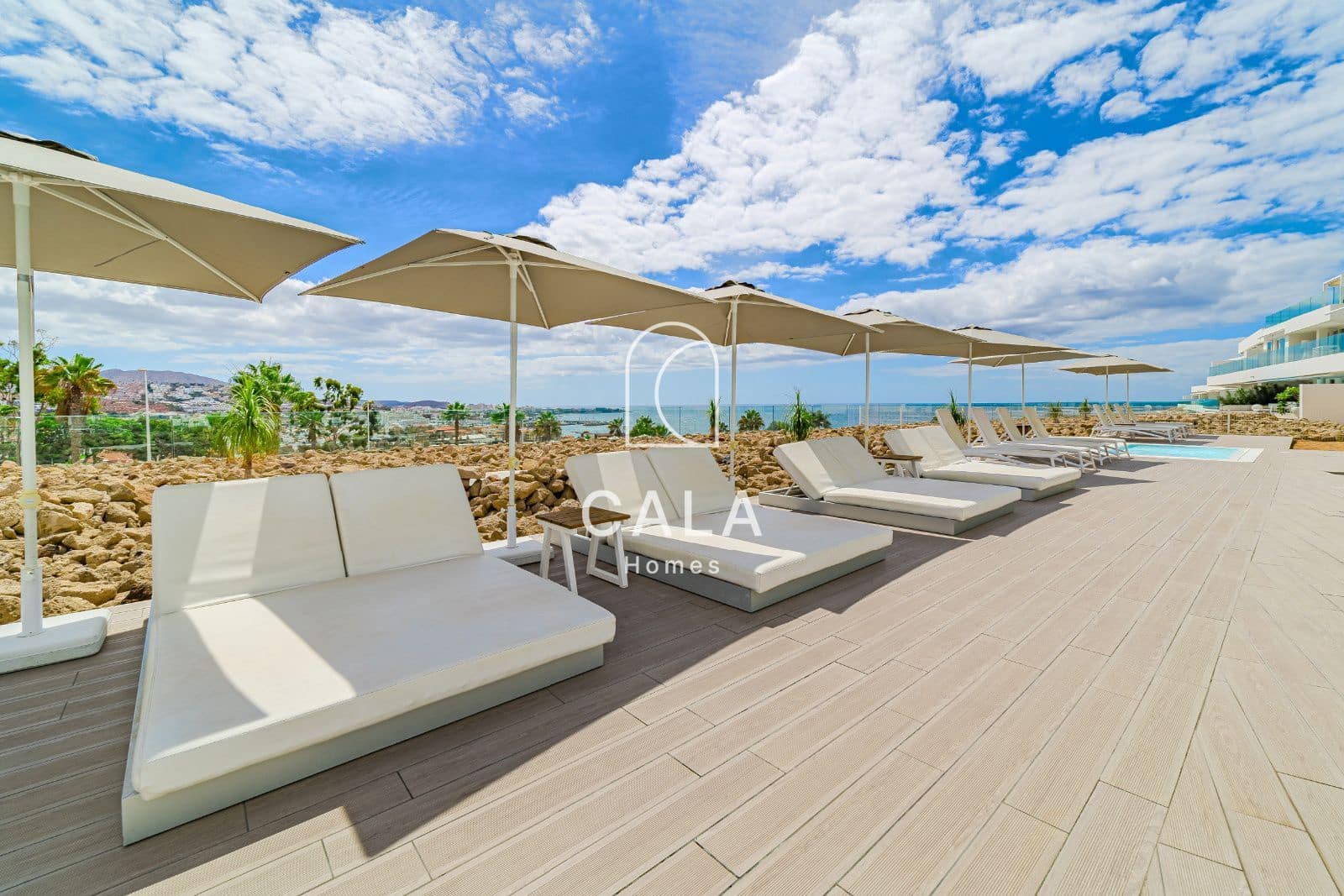 2 makuuhuone Asunto myytävänä paikassa Playa del Duque mukana uima-altaan 
autotalli - 695 000 € (Ref: 9380102)