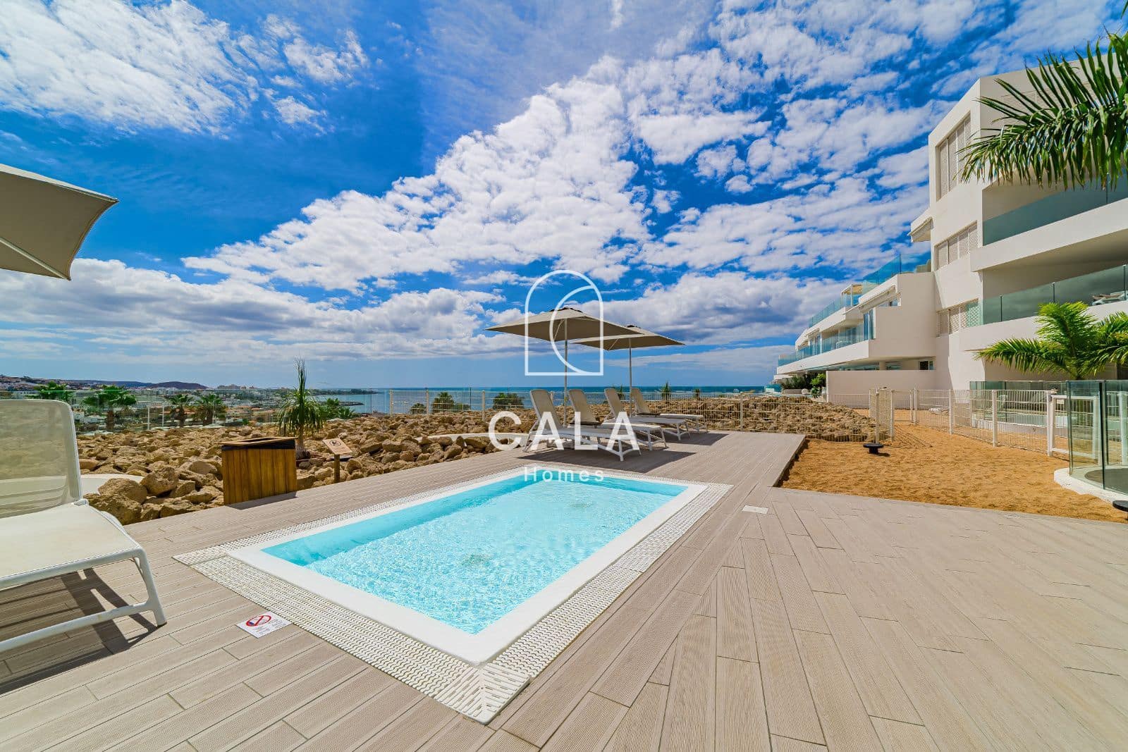 2 makuuhuone Asunto myytävänä paikassa Playa del Duque mukana uima-altaan 
autotalli - 695 000 € (Ref: 9380102)