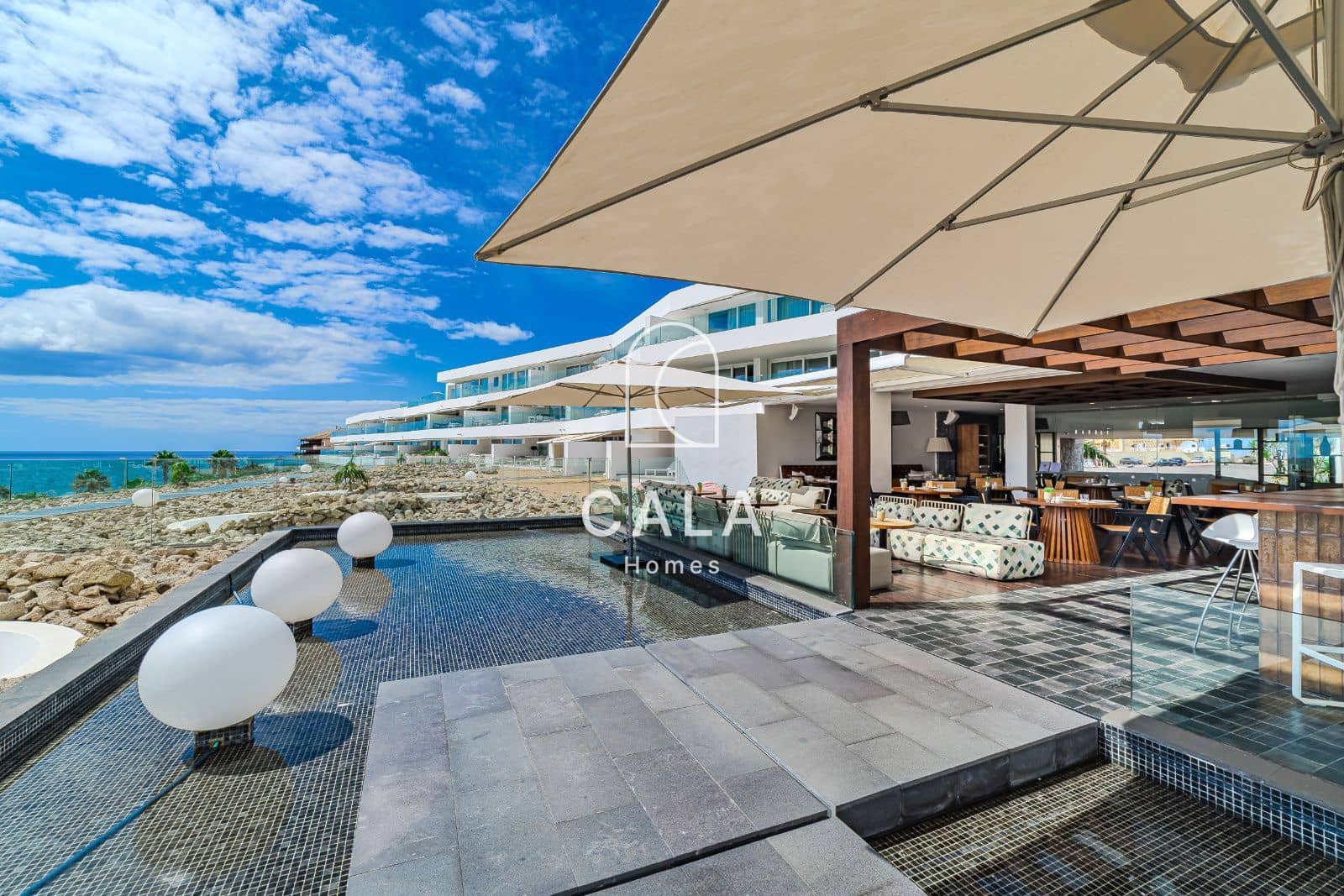 2 makuuhuone Asunto myytävänä paikassa Playa del Duque mukana uima-altaan 
autotalli - 695 000 € (Ref: 9380102)