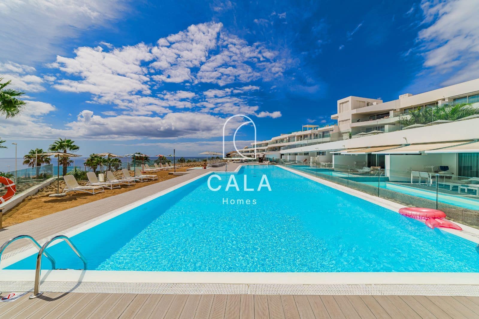 2 makuuhuone Asunto myytävänä paikassa Playa del Duque mukana uima-altaan 
autotalli - 695 000 € (Ref: 9380102)