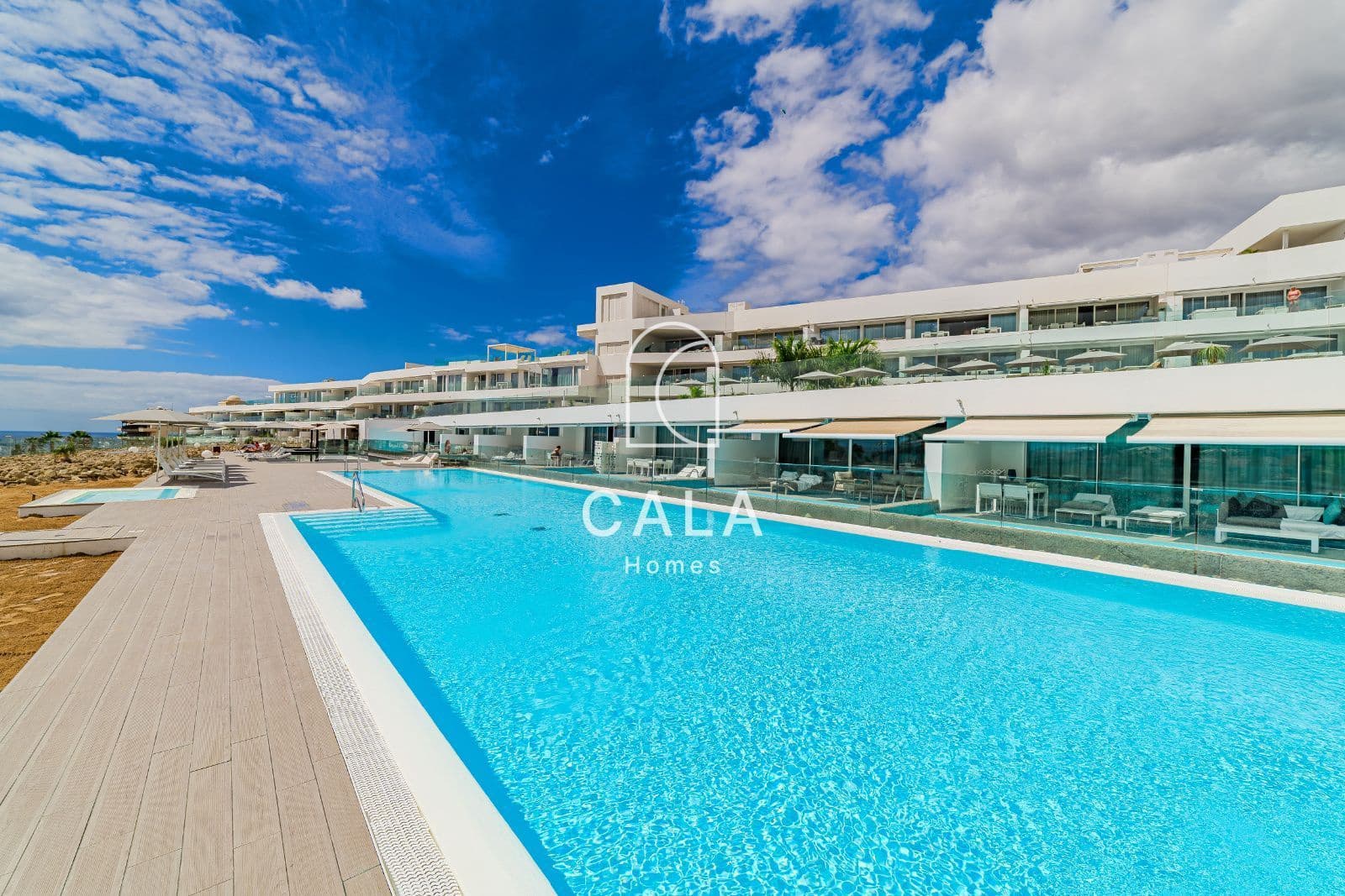 2 makuuhuone Asunto myytävänä paikassa Playa del Duque mukana uima-altaan 
autotalli - 695 000 € (Ref: 9380102)