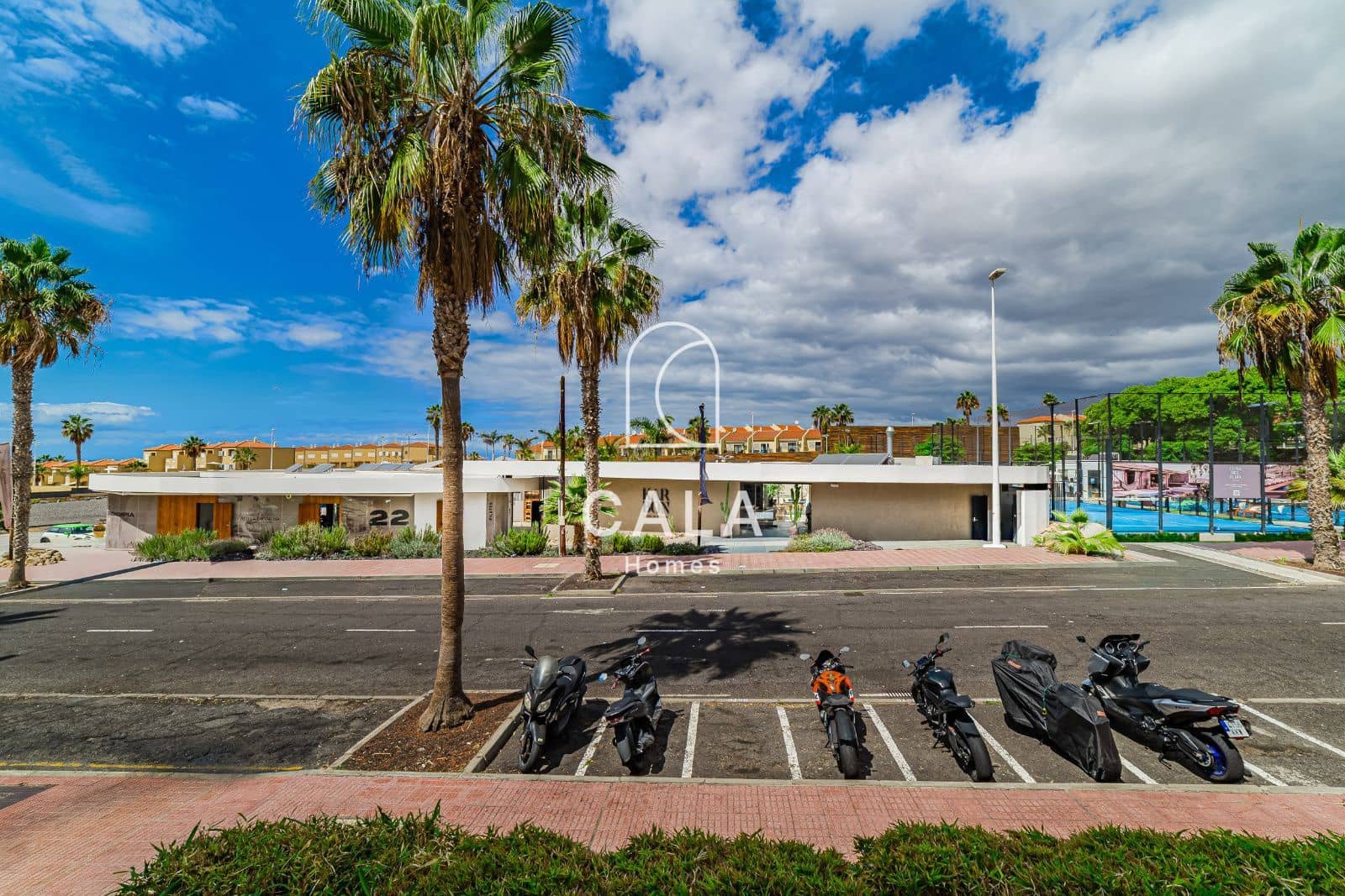 2 makuuhuone Asunto myytävänä paikassa Playa del Duque mukana uima-altaan 
autotalli - 695 000 € (Ref: 9380102)