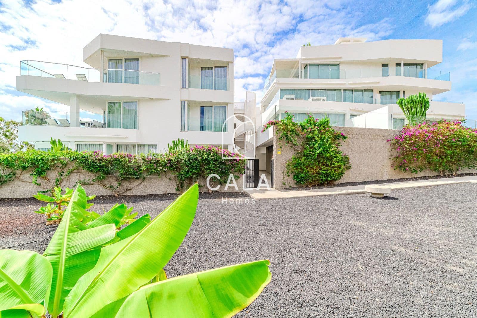 2 makuuhuone Asunto myytävänä paikassa Playa del Duque mukana uima-altaan 
autotalli - 695 000 € (Ref: 9380102)