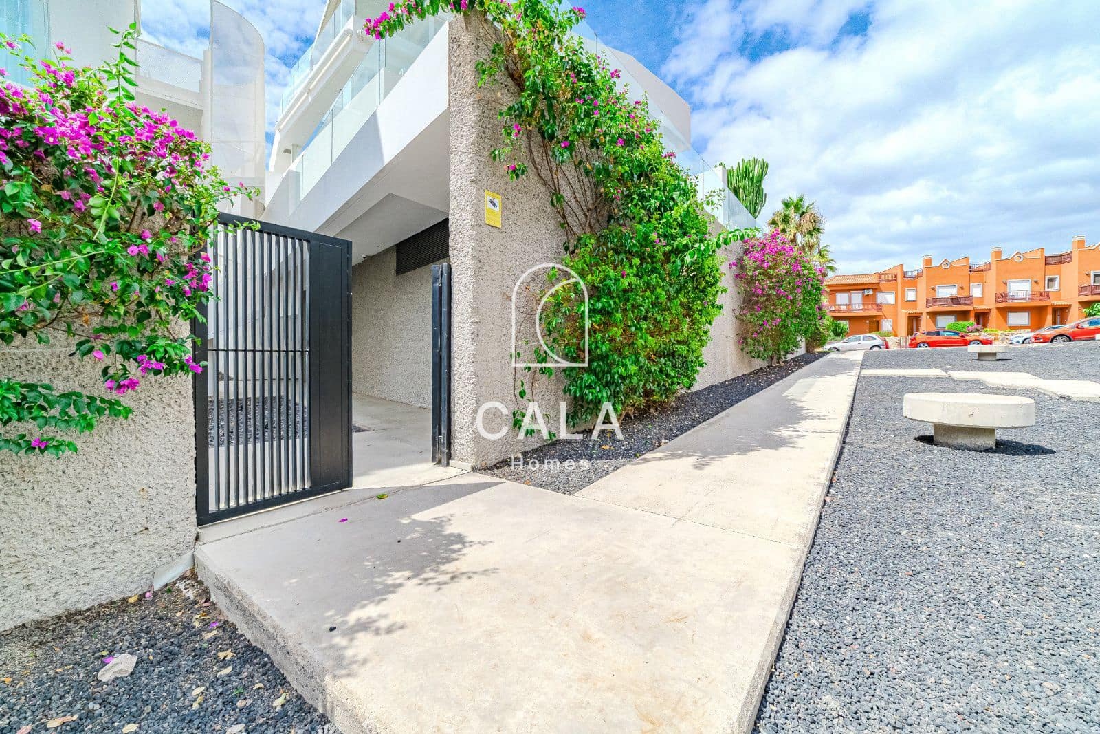 2 makuuhuone Asunto myytävänä paikassa Playa del Duque mukana uima-altaan 
autotalli - 695 000 € (Ref: 9380102)