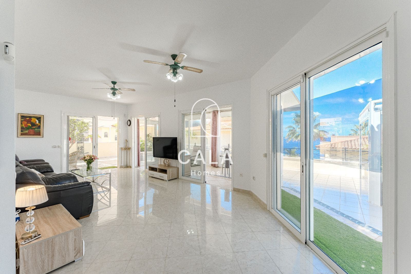 6 soverom Villa til salgs i Los Cristianos med svømmebasseng garasje - € 1 750 000 (Ref: 9402922)