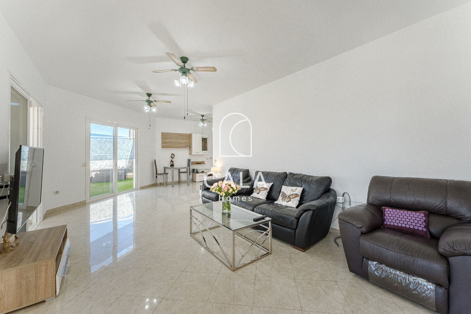 6 soverom Villa til salgs i Los Cristianos med svømmebasseng garasje - € 1 750 000 (Ref: 9402922)