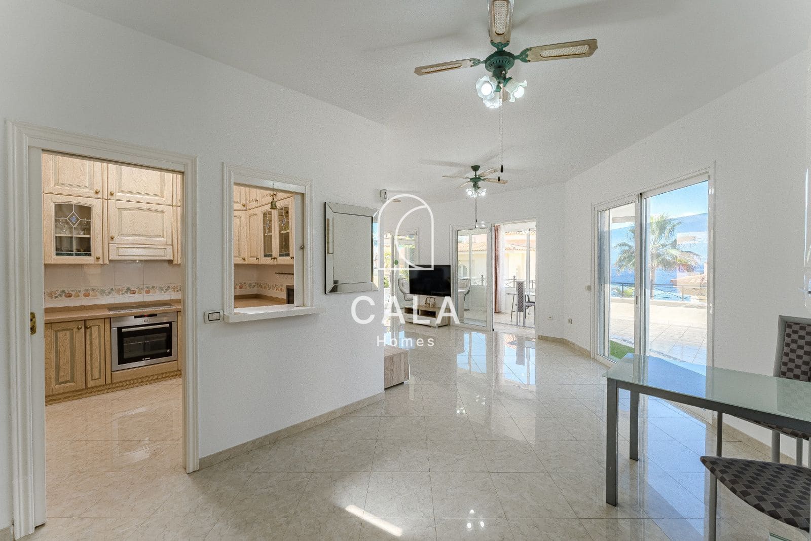 6 soverom Villa til salgs i Los Cristianos med svømmebasseng garasje - € 1 750 000 (Ref: 9402922)