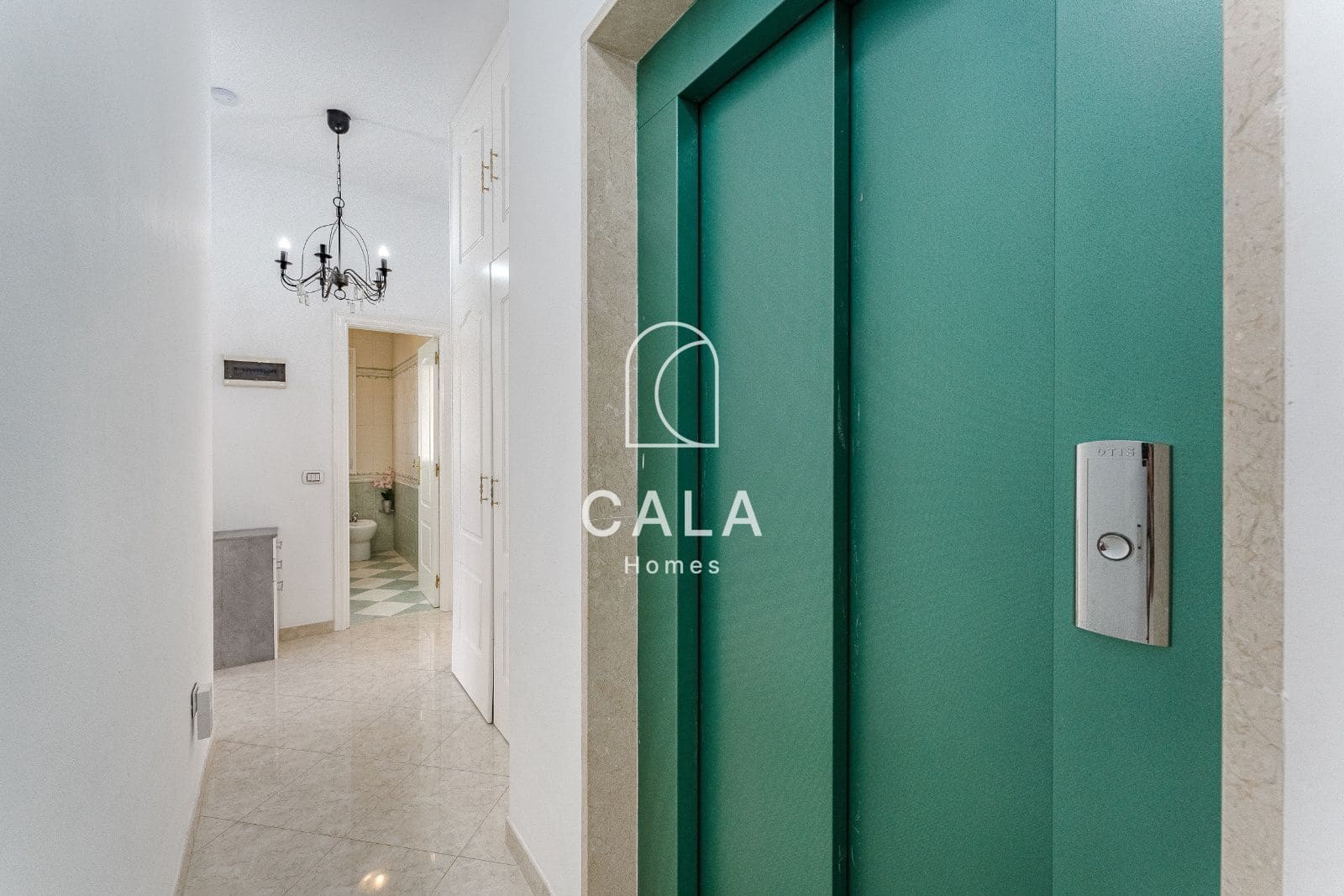 6 soverom Villa til salgs i Los Cristianos med svømmebasseng garasje - € 1 750 000 (Ref: 9402922)