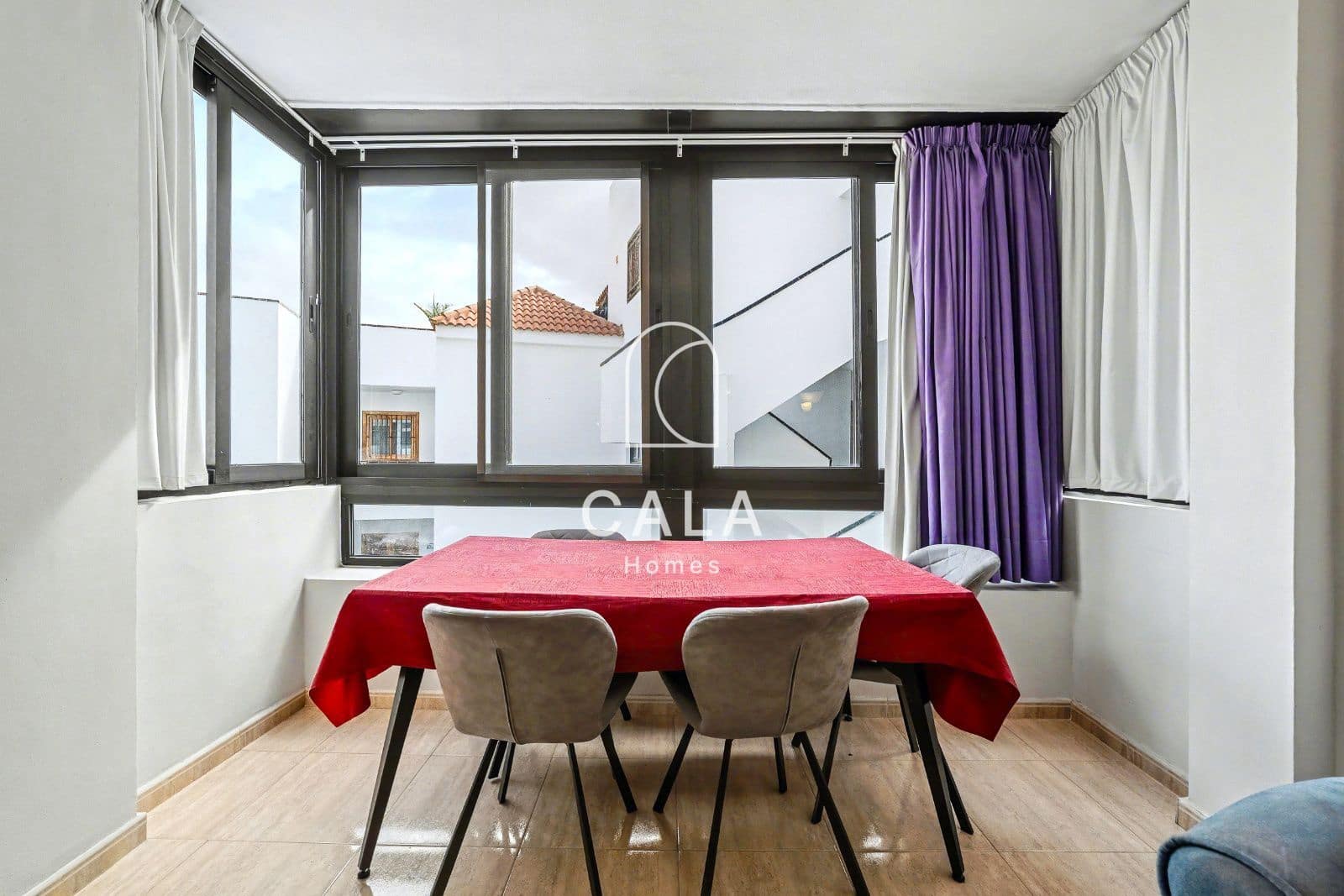 1 soverom Leilighet til salgs i Los Cristianos med svømmebasseng garasje - € 235 000 (Ref: 9438328)