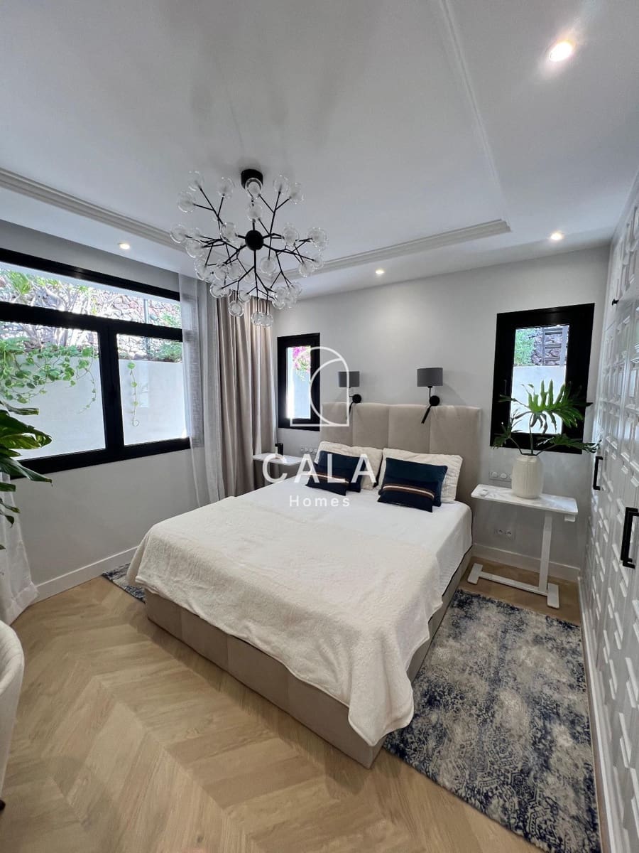 4 slaapkamer Huis te koop in Costa Adeje met zwembad garage - € 2.600.000 (Ref: 9471915)