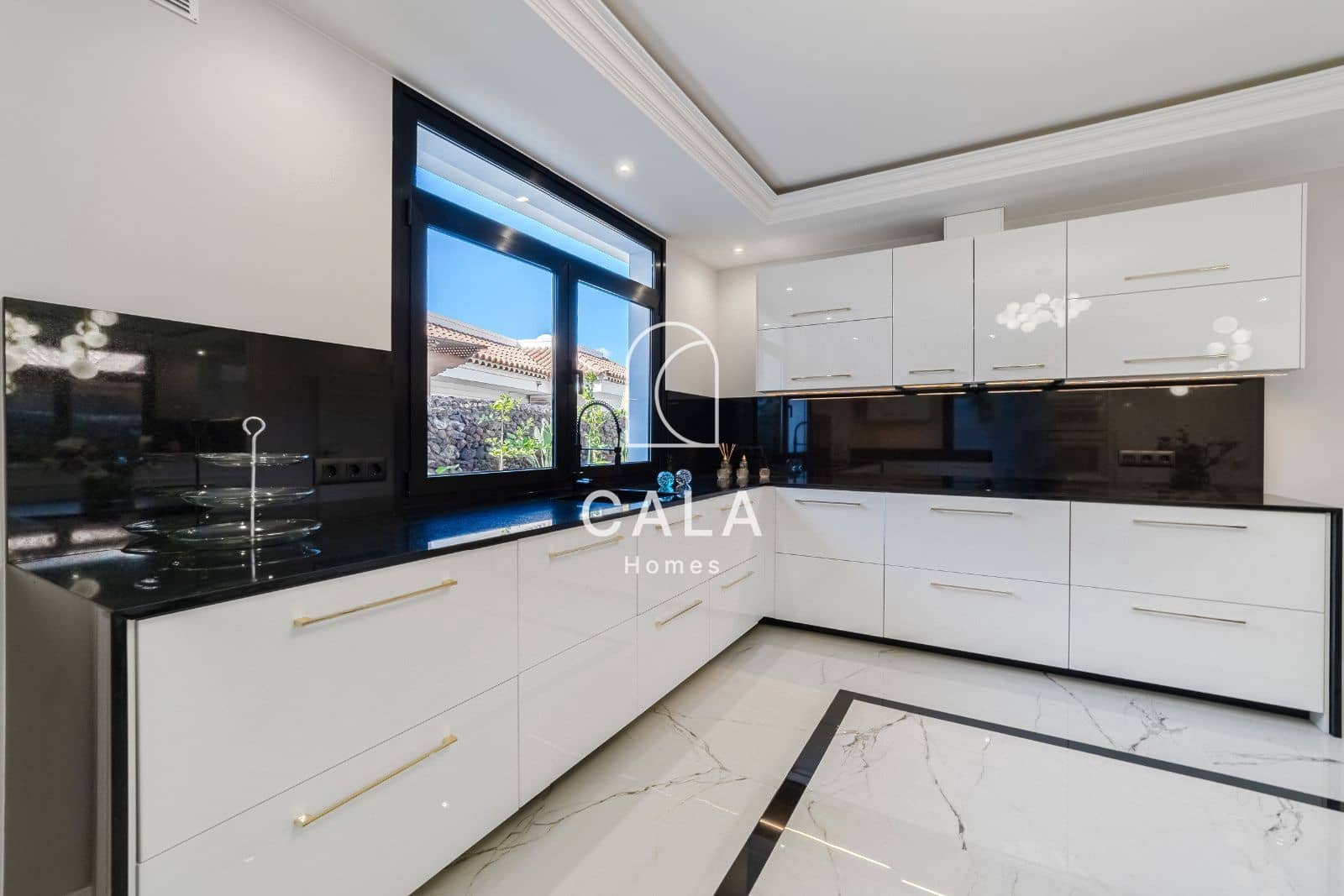 4 bedroom Townhouse for sale in Costa Adeje with pool garage - € 2,600,000 (Ref: 9471915)