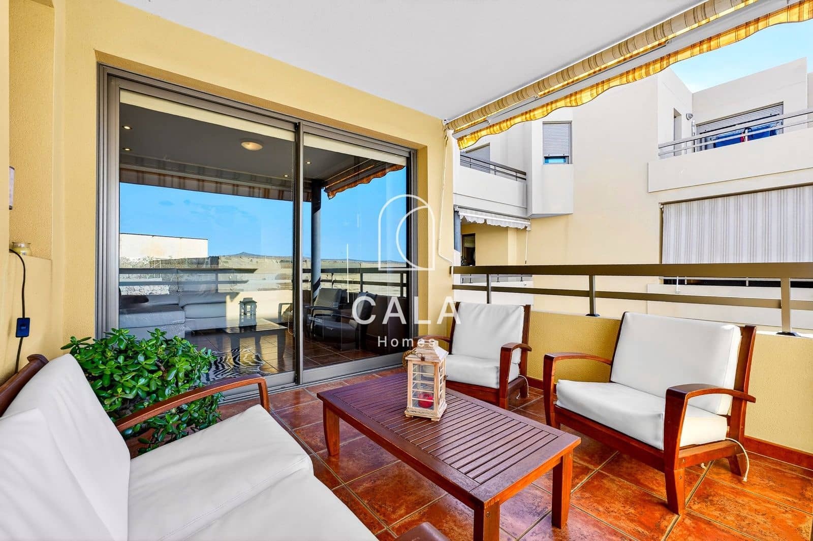 2 bedroom Townhouse for sale in El Medano with pool garage - € 577,000 (Ref: 9588505)