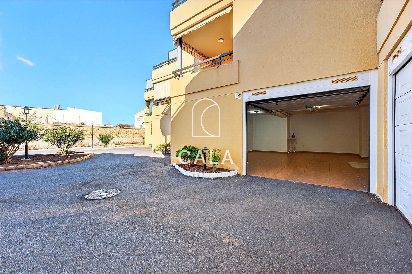 2 bedroom Townhouse for sale in El Medano with pool garage - € 577,000 (Ref: 9588505)