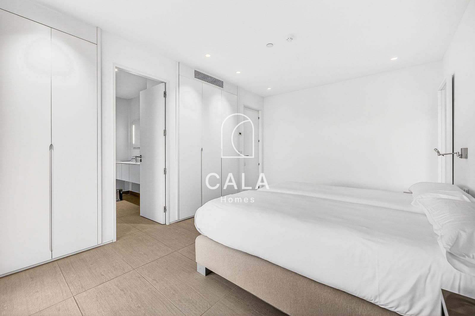 2 bedroom Flat for sale in Playa del Duque with pool garage - € 1,200,000 (Ref: 9635172)