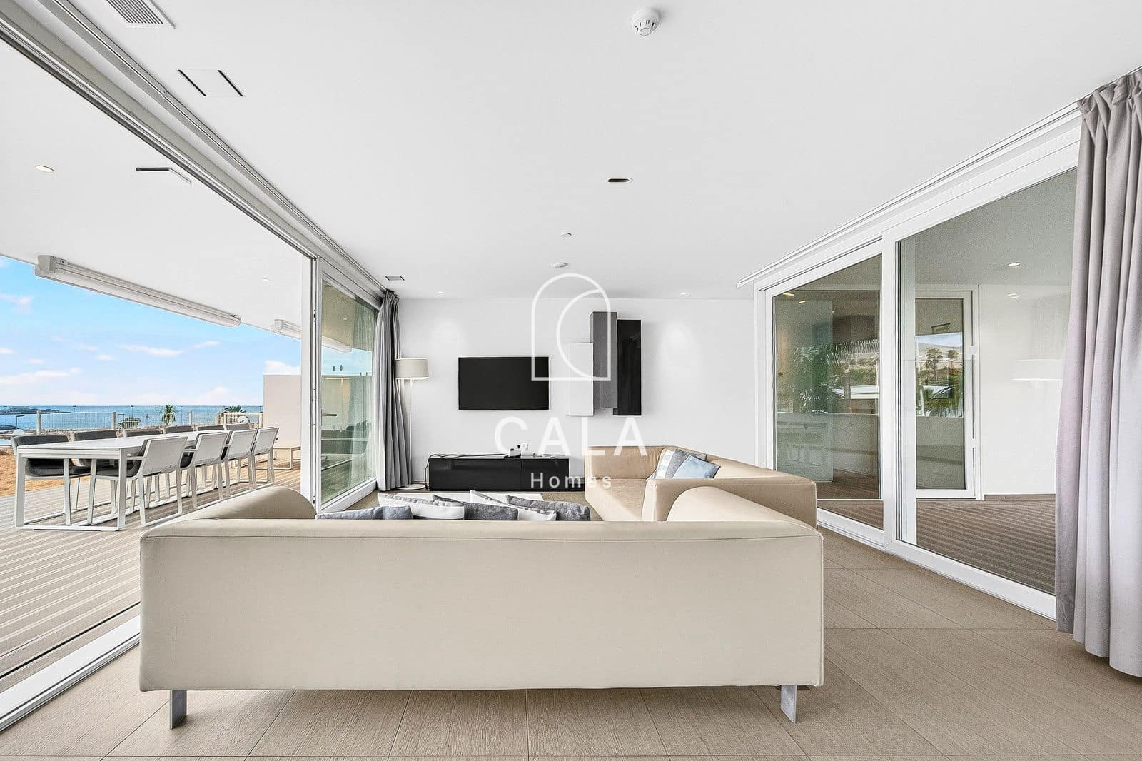 2 bedroom Flat for sale in Playa del Duque with pool garage - € 1,200,000 (Ref: 9635172)