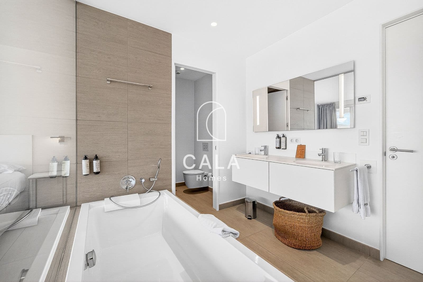 2 bedroom Flat for sale in Playa del Duque with pool garage - € 1,200,000 (Ref: 9635172)