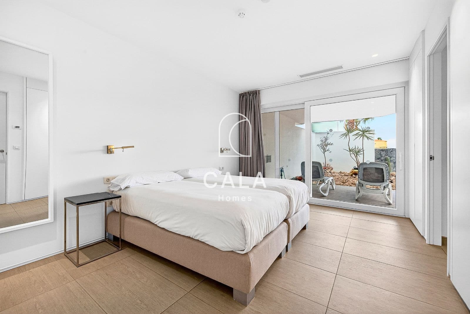 2 bedroom Flat for sale in Playa del Duque with pool garage - € 1,200,000 (Ref: 9635172)