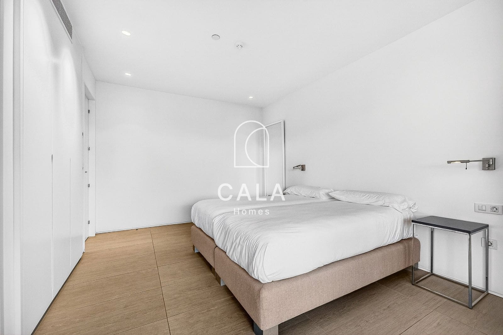 2 bedroom Flat for sale in Playa del Duque with pool garage - € 1,200,000 (Ref: 9635172)