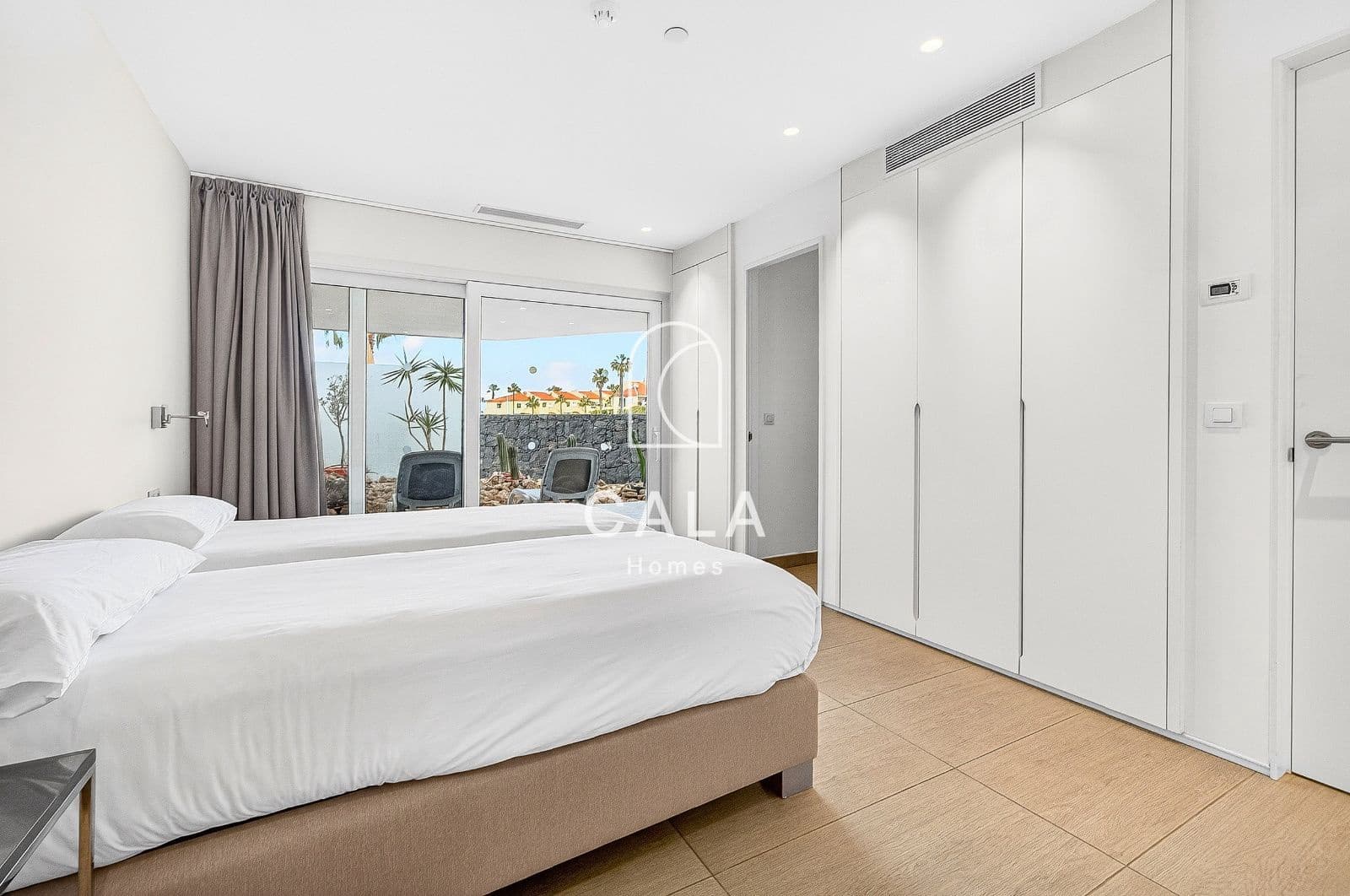 2 bedroom Flat for sale in Playa del Duque with pool garage - € 1,200,000 (Ref: 9635172)