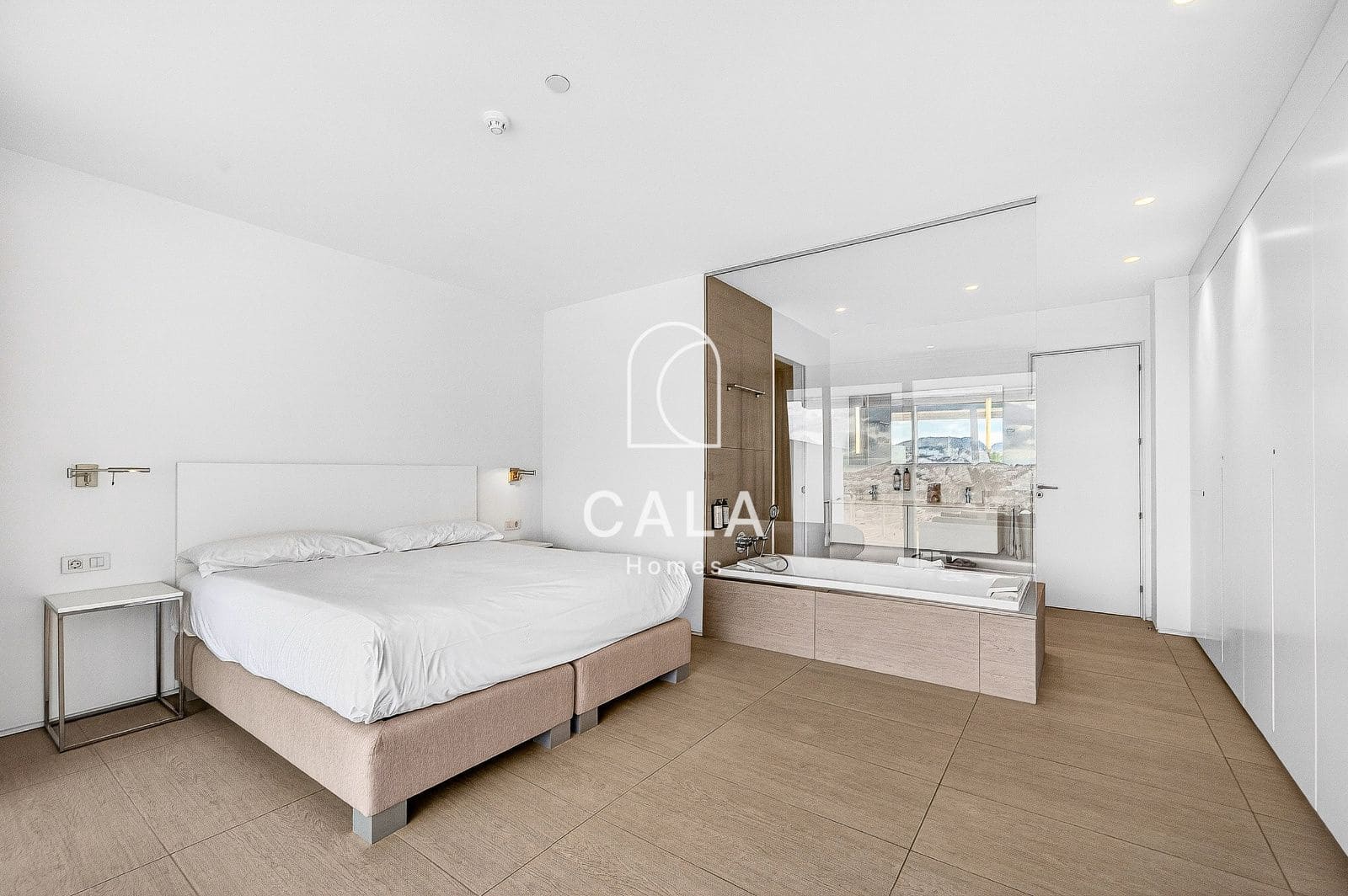 2 bedroom Flat for sale in Playa del Duque with pool garage - € 1,200,000 (Ref: 9635172)