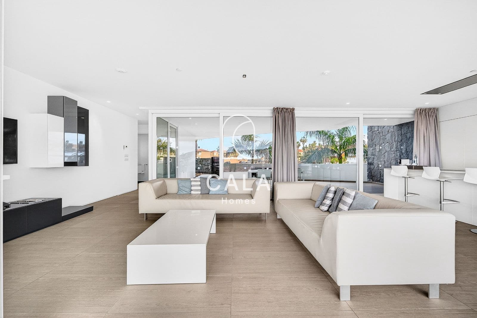 2 bedroom Flat for sale in Playa del Duque with pool garage - € 1,200,000 (Ref: 9635172)