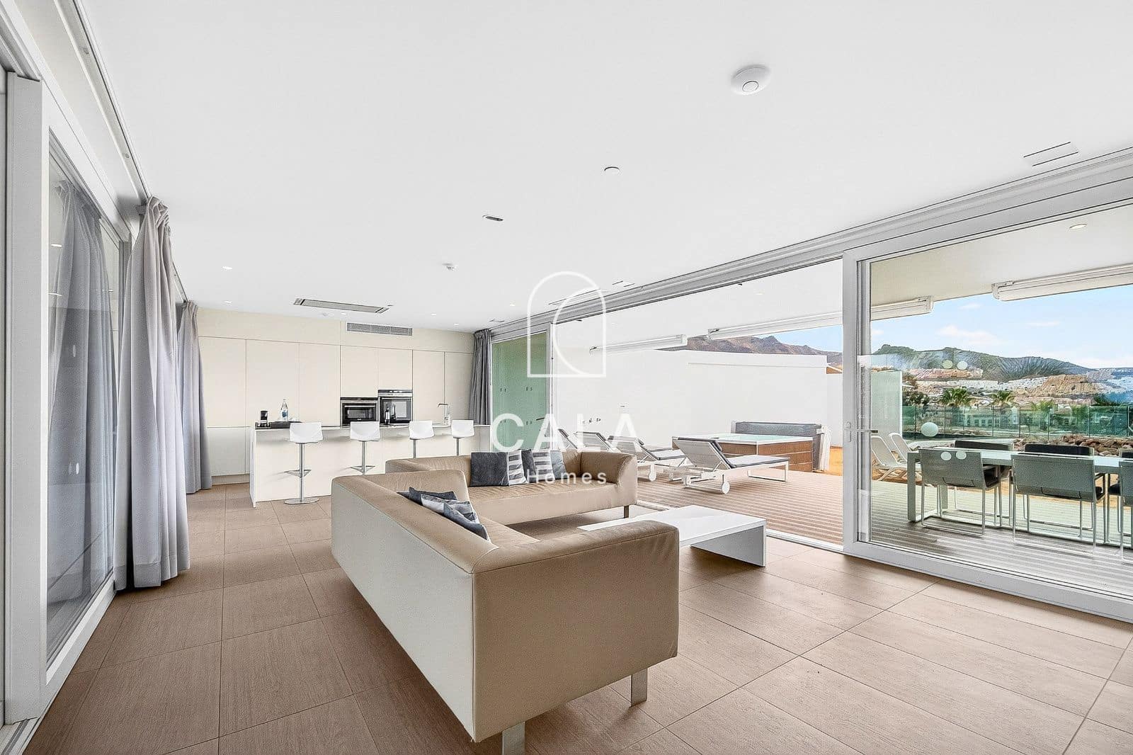 2 bedroom Flat for sale in Playa del Duque with pool garage - € 1,200,000 (Ref: 9635172)