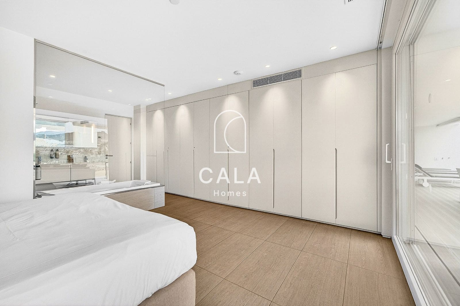 2 bedroom Flat for sale in Playa del Duque with pool garage - € 1,200,000 (Ref: 9635172)